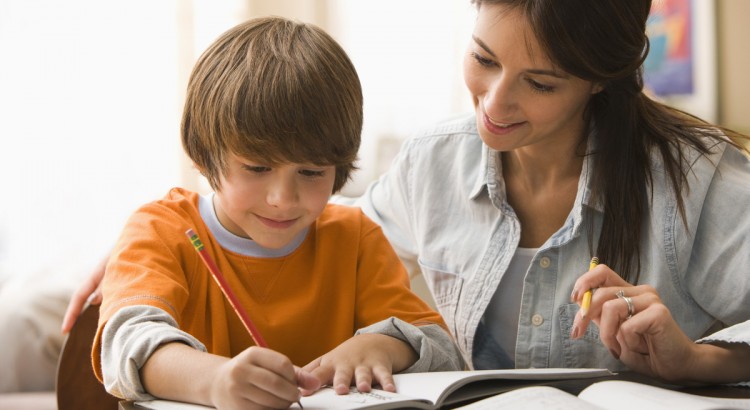 Os pais devem ajudar a criança a fazer dever de casa
