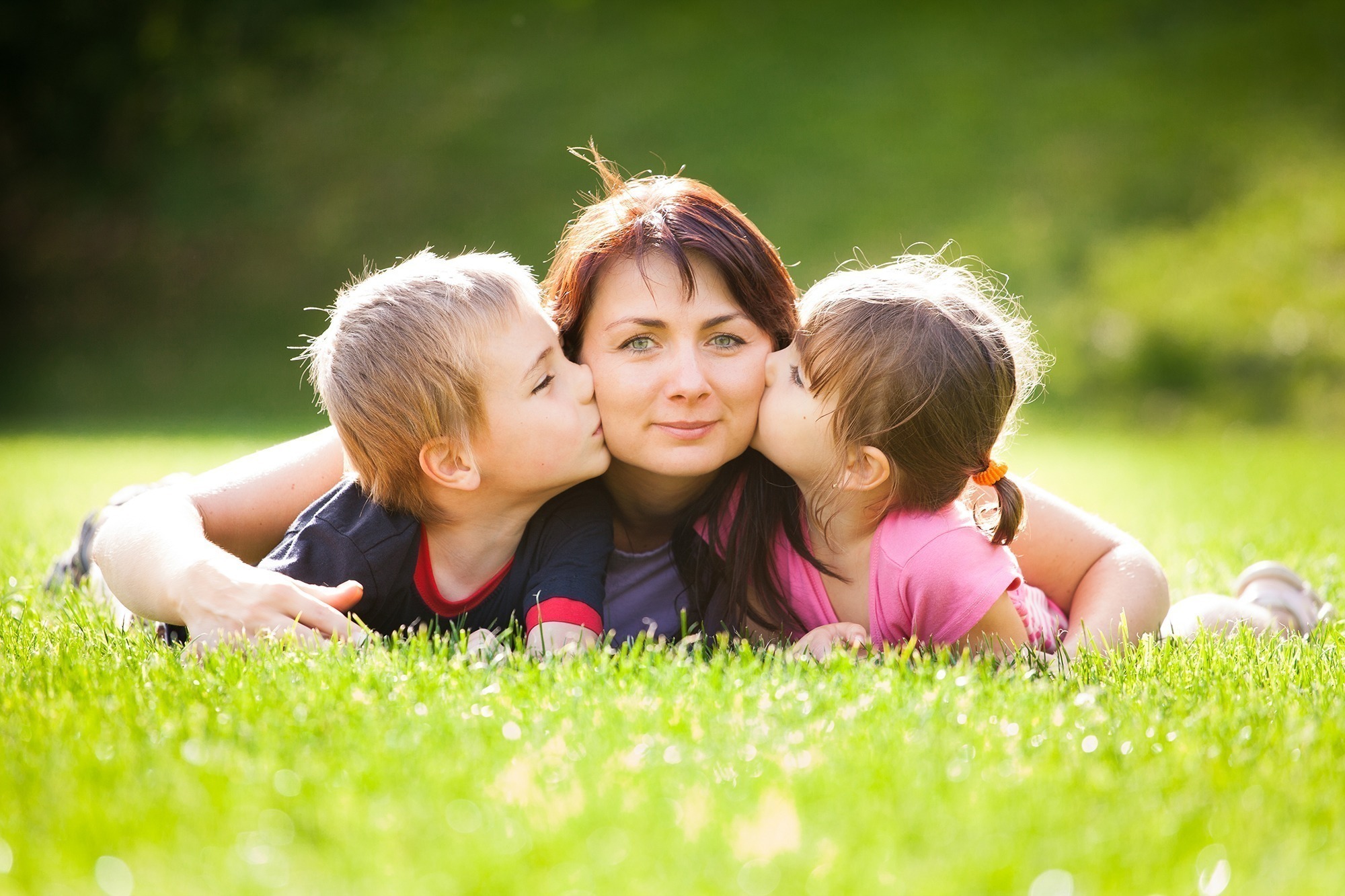 беседа мамы с ребенком. мама картинка для детей. мать с ребенком. тень женщины с ребенком. ребенок в кровати с родителями.