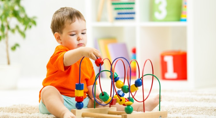 crianças brincando de conjunto de brinquedos. crianças felizes do